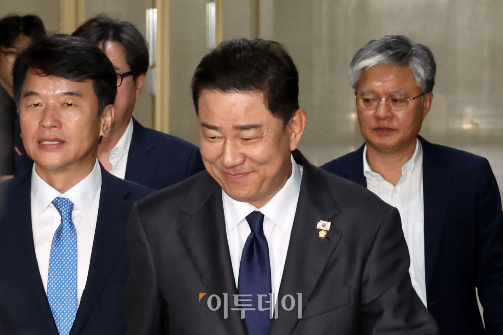 ▲김병기 더불어민주당 원내대표가 10일 서울 여의도 국회에서 송언석 국민의힘 원내대표와 회동을 하기 위해 이동하고 있다. 고이란 기자 photoeran@