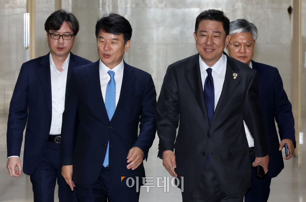 ▲김병기 더불어민주당 원내대표가 10일 서울 여의도 국회에서 송언석 국민의힘 원내대표와 회동을 하기 위해 이동하고 있다. 고이란 기자 photoeran@