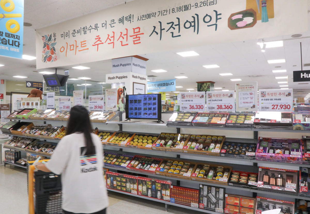 산지 선매입·자체 브랜드 강화...유통가 “추석물가 잡아라” 안간힘 [푸드플레이션, 밥상 위의 위기]
