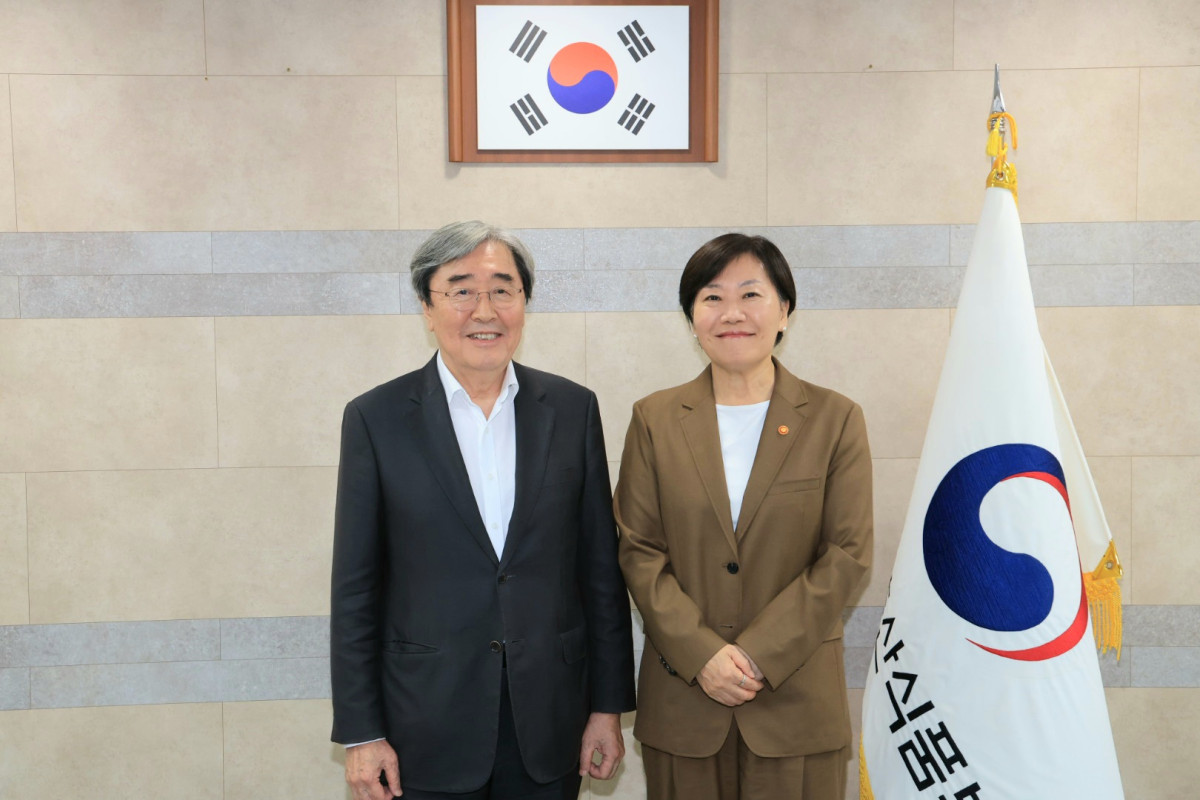 ▲송미령 농림축산식품부 장관(오른쪽)이 10일 서울 여의도에서 박진선 신임 한국식품산업협회 회장과 만나 식품 물가 안정과 케이(K)-푸드 발전을 위한 협력을 논의에 앞서 기념 촬영을 하고 있다. (사진제공=농림축산식품부)