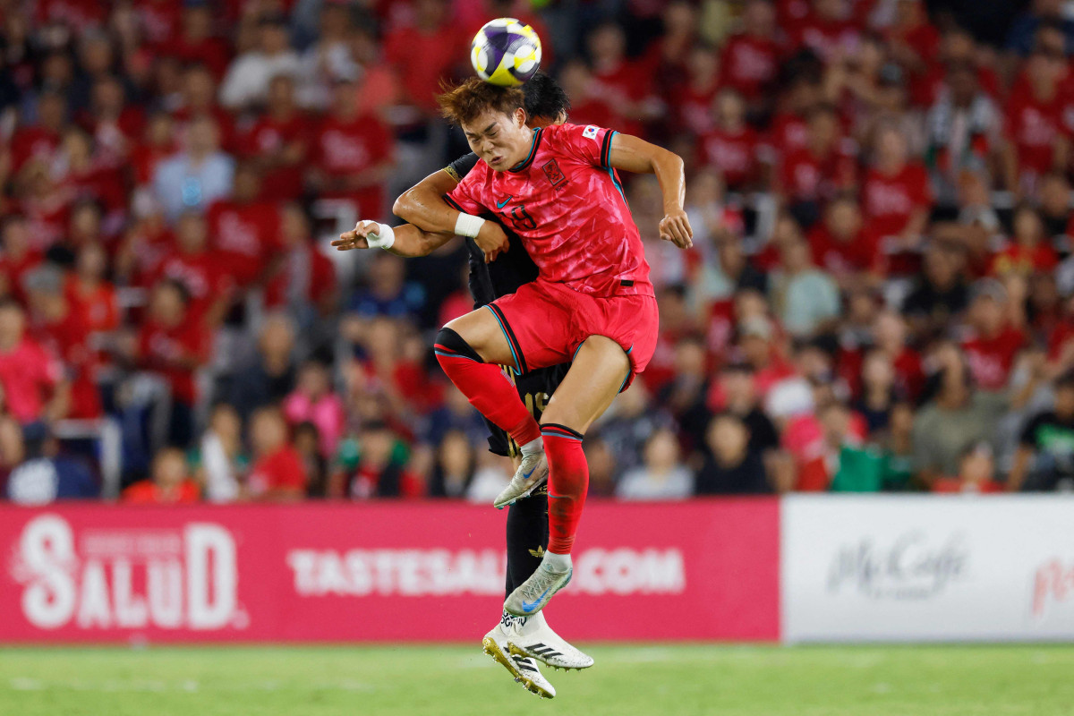 ▲미국 테네시주 내슈빌 지오디스파크에서 열린 멕시코와의 경기 후반, 대한민국의 오현규 선수가 헤딩으로 공을 처리하고 있다. (AFP/연합뉴스)