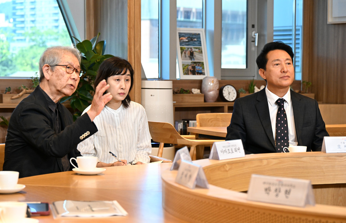 ▲오세훈 서울시장이  일본인 건축가 야마모토 리켄의 공동체 주택에 대한 프레젠테이션을 청취하고 있다. (서울시)