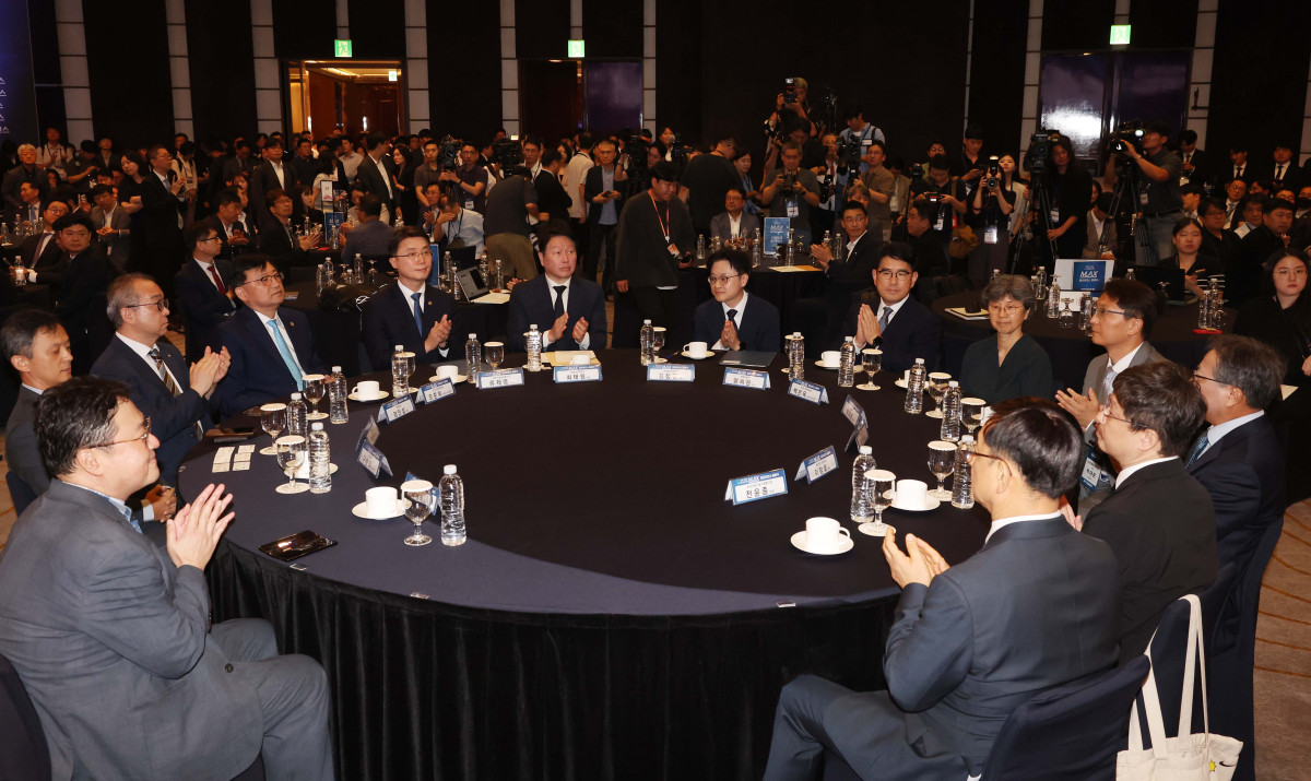 ▲김정관 산업통상자원부 장관과 최태원 대한상공회의소 회장 등 내빈들이 10일 서울 중구 웨스틴조선호텔에서 열린 제조 인공지능 전환(AX) 얼라이언스 출범식에서 박수를 치고 있다. 신태현 기자 holjjak@