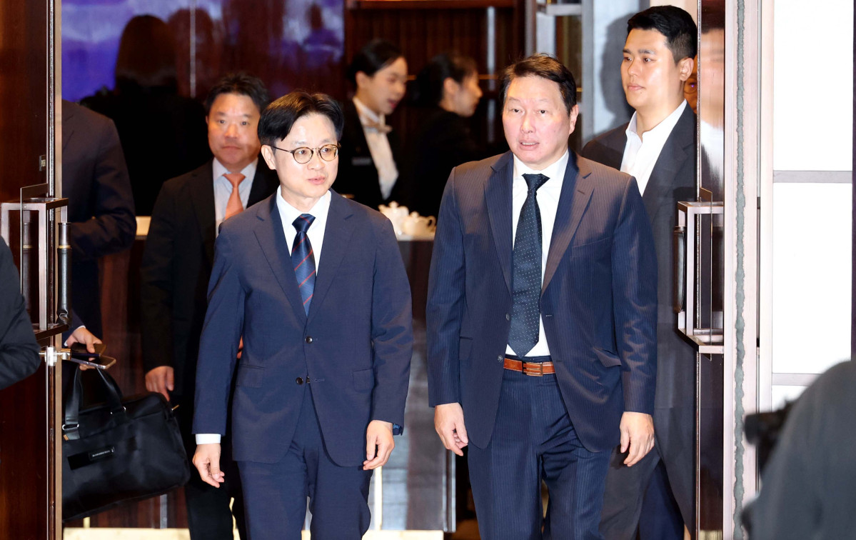 ▲김정관 산업통상자원부 장관과 최태원 대한상공회의소 회장이 10일 서울 중구 웨스틴조선호텔에서 열린 제조 인공지능 전환(AX) 얼라이언스 출범식에 참석하고 있다. 신태현 기자 holjjak@