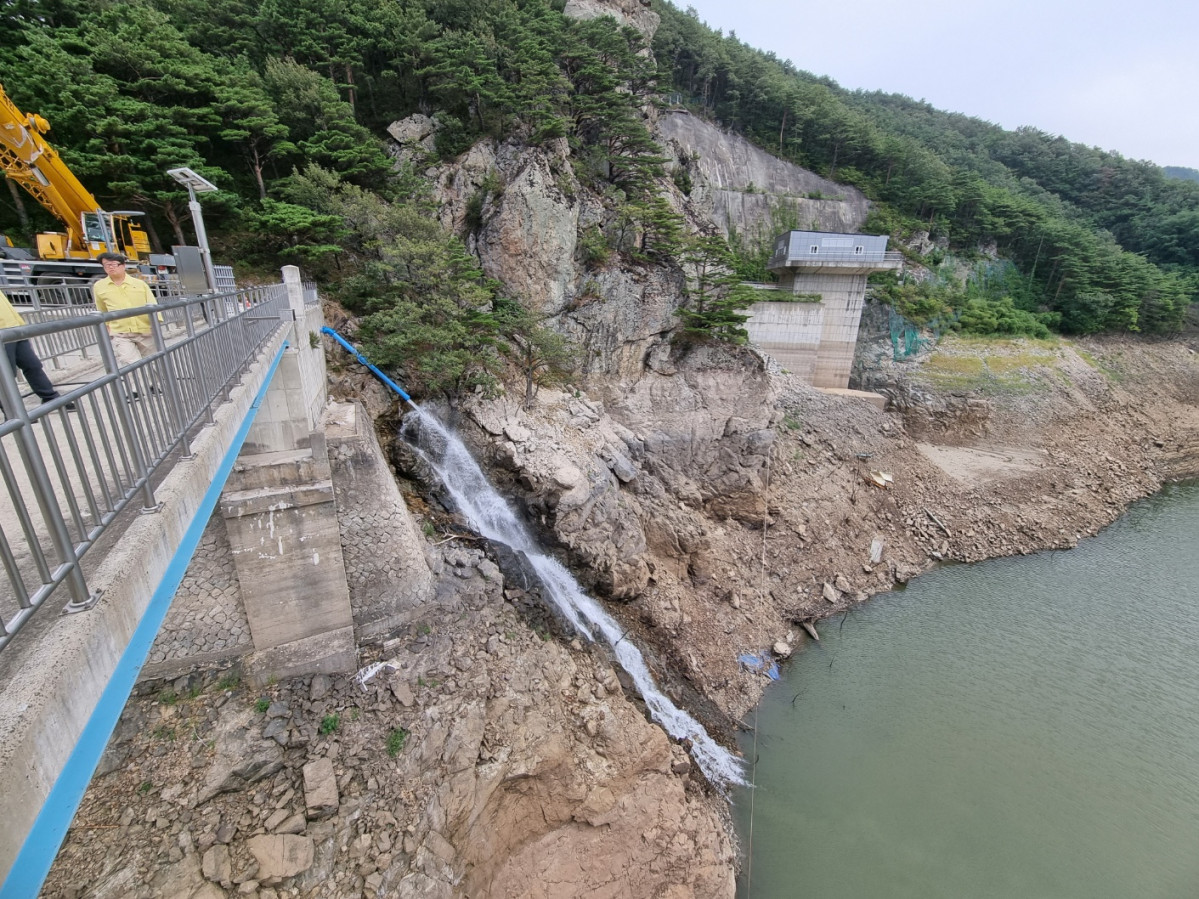 ▲오봉저수지 가뭄 대응을 위한 저수지 물 채우기 (사진제공=한국농어촌공사)