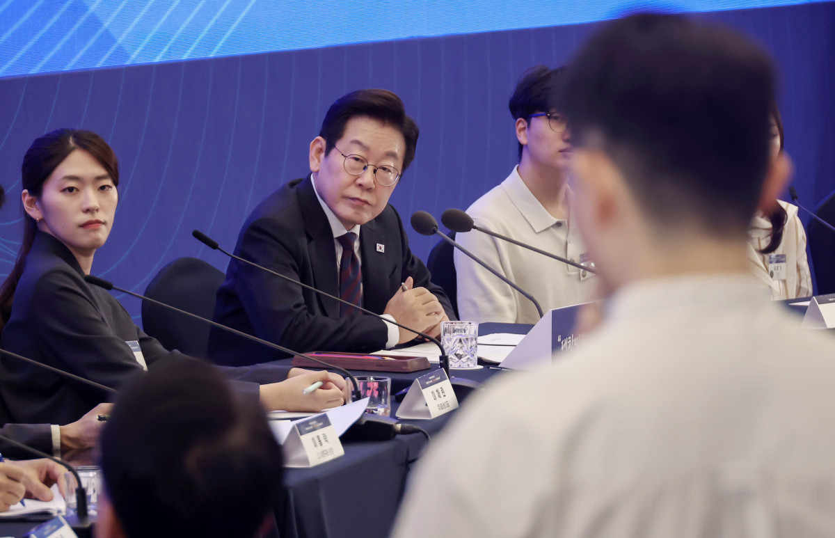 ▲이재명 대통령이 10일 서울 마포구 프론트원에서 열린 국민성장펀드 보고대회에서 참석자 발언을 듣고 있다. (연합뉴스)