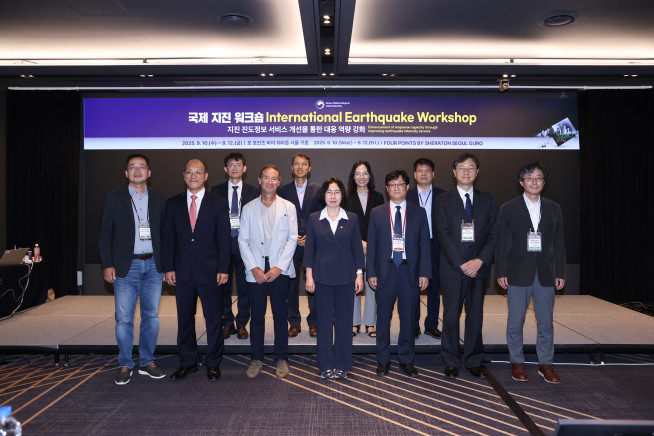 ▲10일 기상청 '국제 지진 워크숍' 직후 참석자들이 기념촬영을 하고 있다.  (사진제공=기상청)