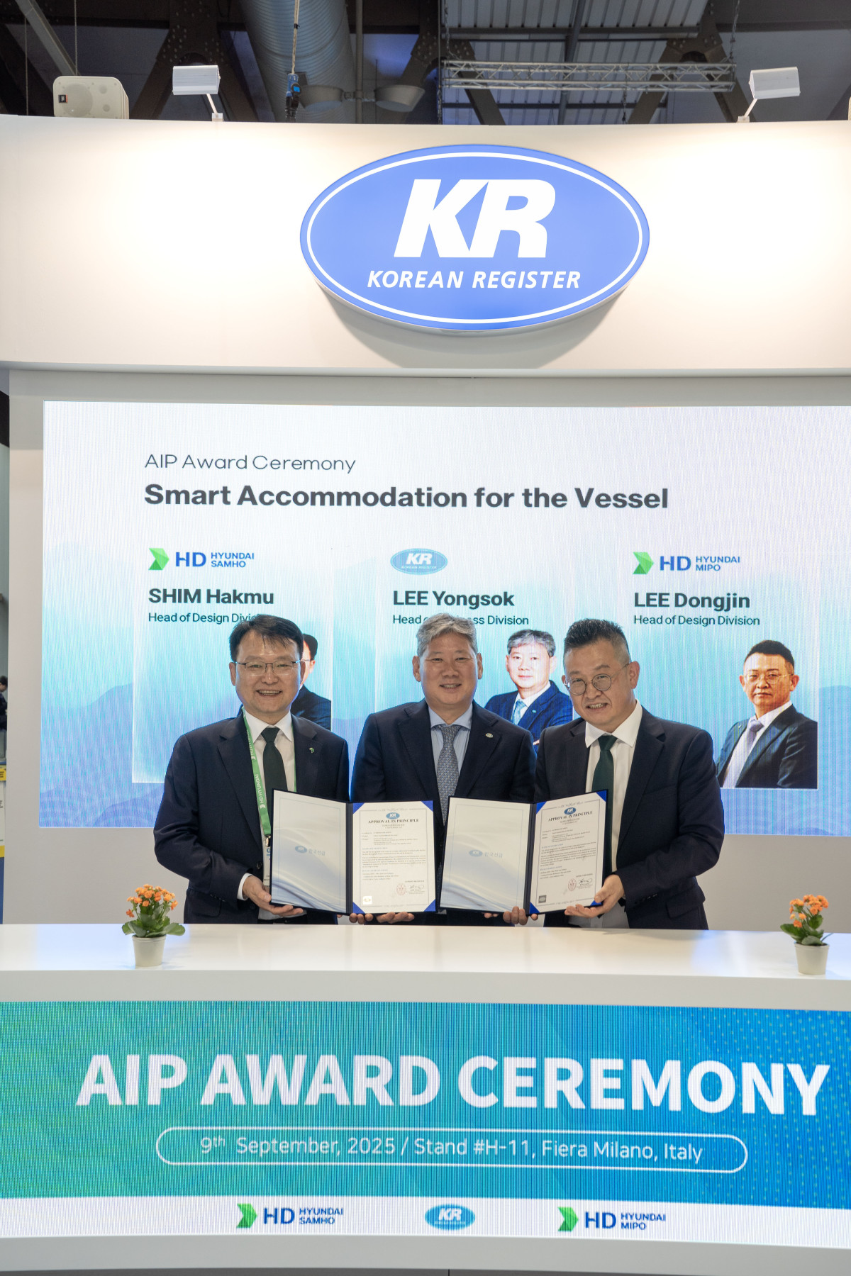 ▲API 수여식 (좌측 HD 현대삼호 심학무 전무,가운데 KR 이영석 부사장,우측 HD 현대미포 이동진 전무) (사진제공=한국선급 )