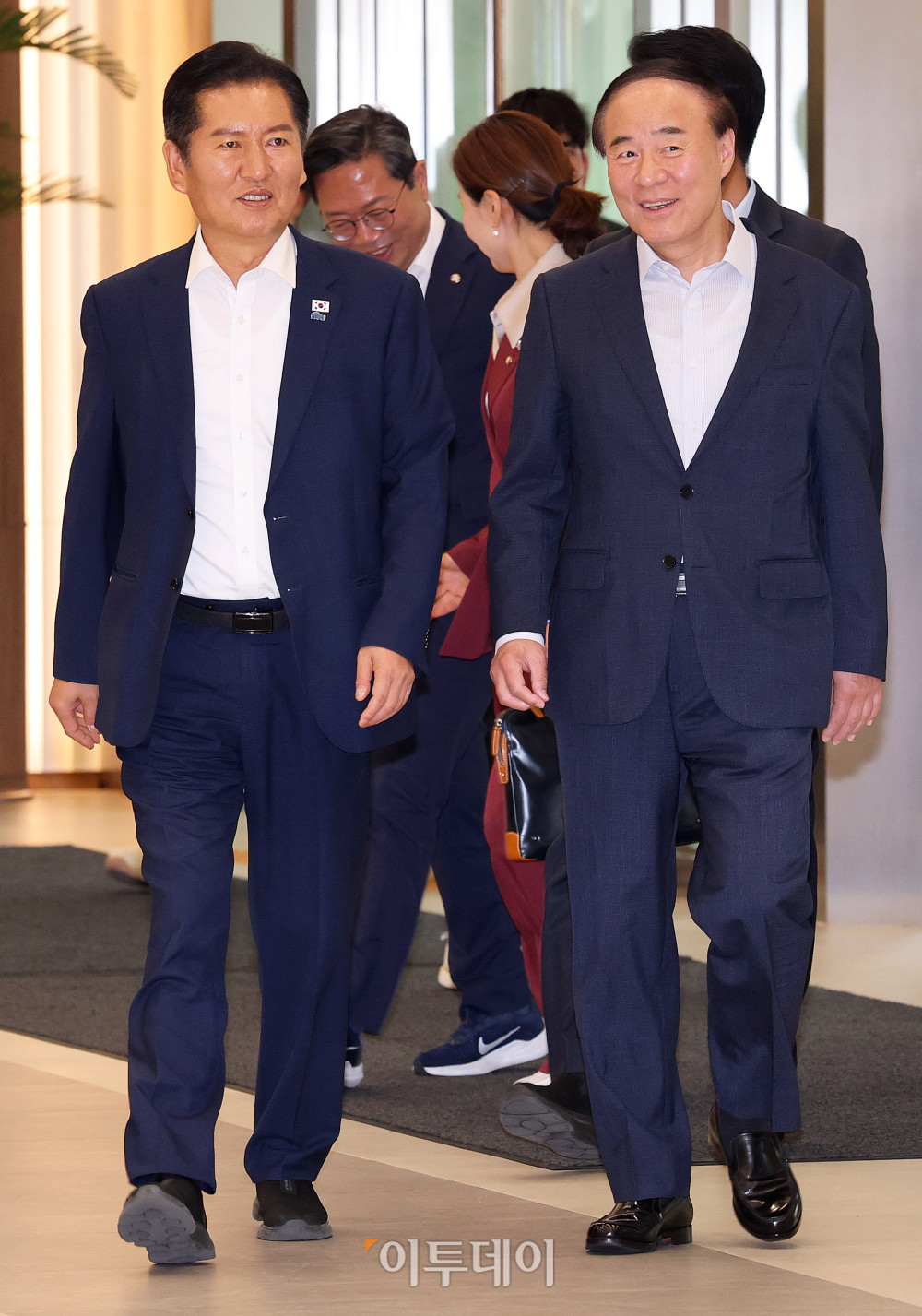 ▲정청래(왼쪽) 더불어민주당 대표가 10일 경기 삼성전자 평택캠퍼스를 방문해 전영현 삼성전자 디바이스솔루션(DS)부문장(부회장)의 안내를 받으며 반도체산업 발전을 위한 현장 간담회장으로 향하고 있다. 국회사진기자단