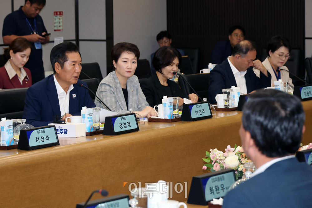 ▲정청래 더불어민주당 대표가 10일 경기 삼성전자 평택캠퍼스에서 열린 반도체산업 발전을 위한 현장 간담회에서 발언을 하고 있다. 국회사진기자단