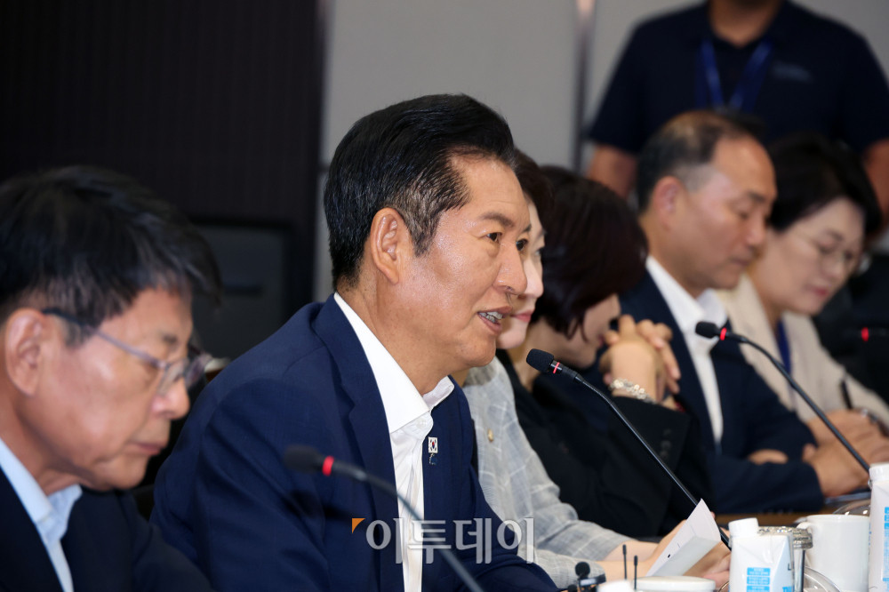 ▲정청래 더불어민주당 대표가 10일 경기 삼성전자 평택캠퍼스에서 열린 반도체산업 발전을 위한 현장 간담회에서 발언을 하고 있다. 국회사진기자단