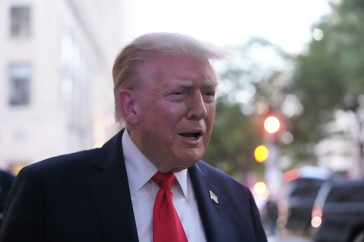 ▲도널드 트럼프 미국 대통령이 9일(현지시간) 백악관 인근 레스토랑 앞에서 취재진과 대화하고 있다. (워싱턴D.C./AP연합뉴스)