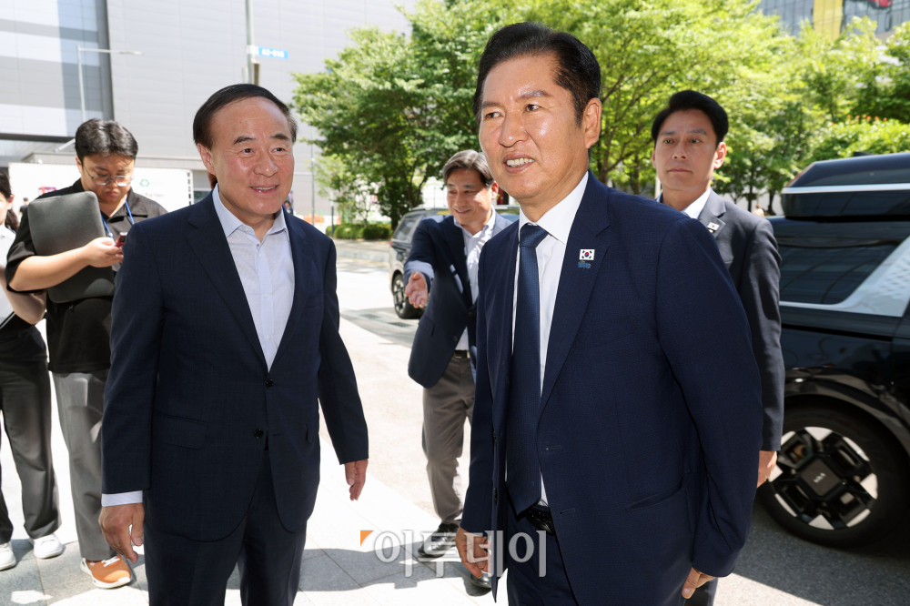 ▲정청래(오른쪽) 더불어민주당 대표가 10일 경기 삼성전자 평택캠퍼스를 방문해 전영현 삼성전자 디바이스솔루션(DS)부문장(부회장)의 안내를 받으며 반도체산업 발전을 위한 현장 간담회장으로 향하고 있다. 국회사진기자단