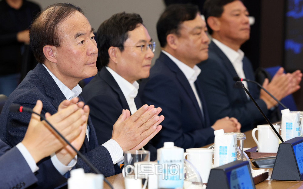 ▲전영현 삼성전자 디바이스솔루션(DS)부문장(부회장)이 10일 경기 삼성전자 평택캠퍼스에서 열린 정청래 더불어민주당 대표와 반도체산업 발전을 위한 현장 간담회에서 박수치고 있다. 국회사진기자단