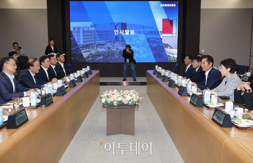 ▲정청래 더불어민주당 대표가 10일 경기 삼성전자 평택캠퍼스에서 열린 반도체산업 발전을 위한 현장 간담회에서 발언을 하고 있다. 국회사진기자단