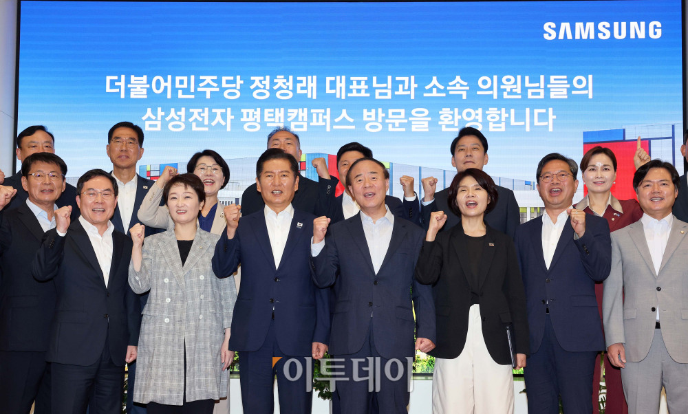 ▲정청래(앞줄 왼쪽 네번째) 더불어민주당 대표가 10일 경기 삼성전자 평택캠퍼스에서 열린 반도체산업 발전을 위한 현장 간담회에서 전영현(앞줄 왼쪽 다섯번째) 삼성전자 디바이스솔루션(DS)부문장(부회장)을 비롯한 참석자들과 기념촬영을 하고 있다. 국회사진기자단