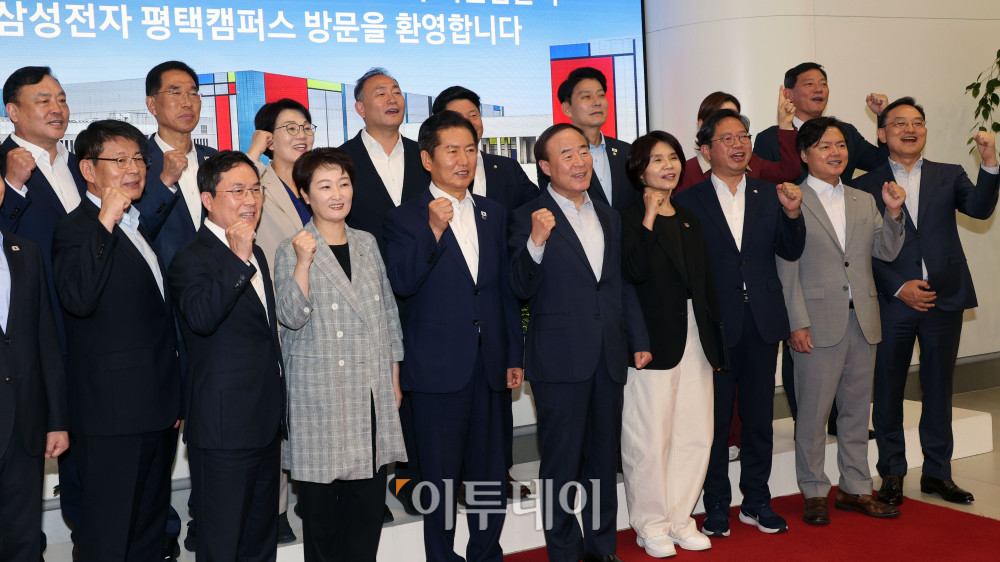 ▲정청래(앞줄 왼쪽 네번째) 더불어민주당 대표가 10일 경기 삼성전자 평택캠퍼스에서 열린 반도체산업 발전을 위한 현장 간담회에서 전영현(앞줄 가운데) 삼성전자 디바이스솔루션(DS)부문장(부회장)을 비롯한 참석자들과 기념촬영을 하고 있다. 국회사진기자단