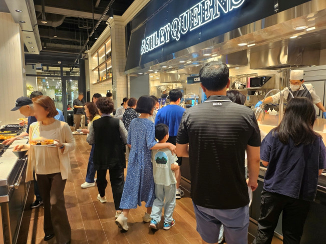 ▲애슐리퀸즈 가산퍼블릭점에서 방문객들이 뷔페를 이용하고 있다. (사진제공=애슐리퀸즈)