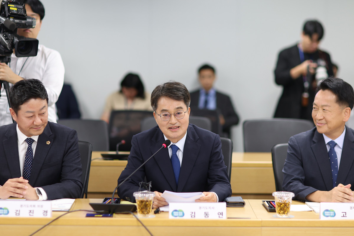 ▲김동연 경기도지사가 10일 경기도청에서 열린 더불어민주당과의 예산정책협의회에서 마이크를 통해 발언하고 있다. (경기도)