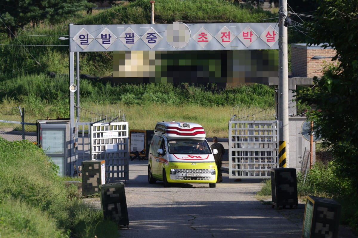 ▲10일 오후 경기도 파주시 육군 모 부대에서 훈련 중 폭발 사고가 일어나 구급차가 위병소를 통과하고 있다. (연합뉴스)