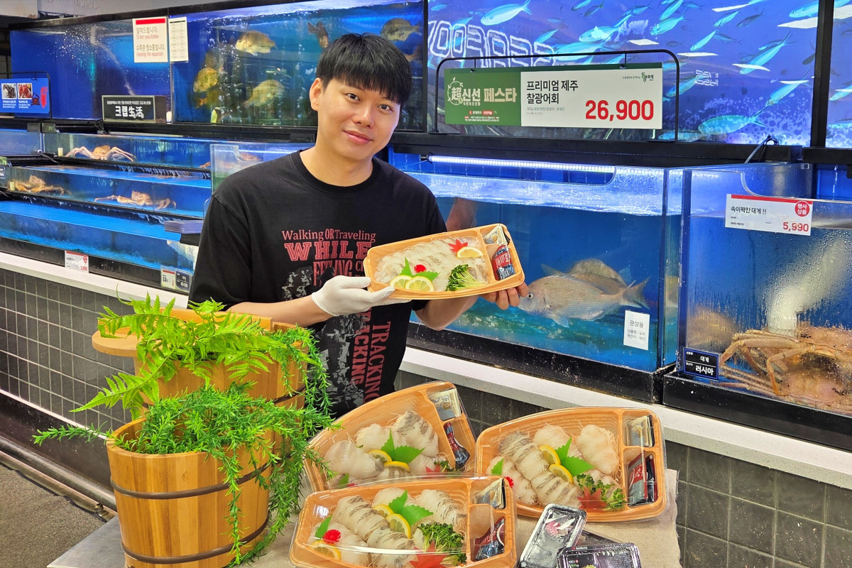 ▲롯데마트 제타플렉스 잠실점 수산 매장에서 제주산 찰광어회를 홍보하고 있는 조성연 롯데마트·슈퍼 수산팀 MD(상품기획자) (사진제공=롯데마트)