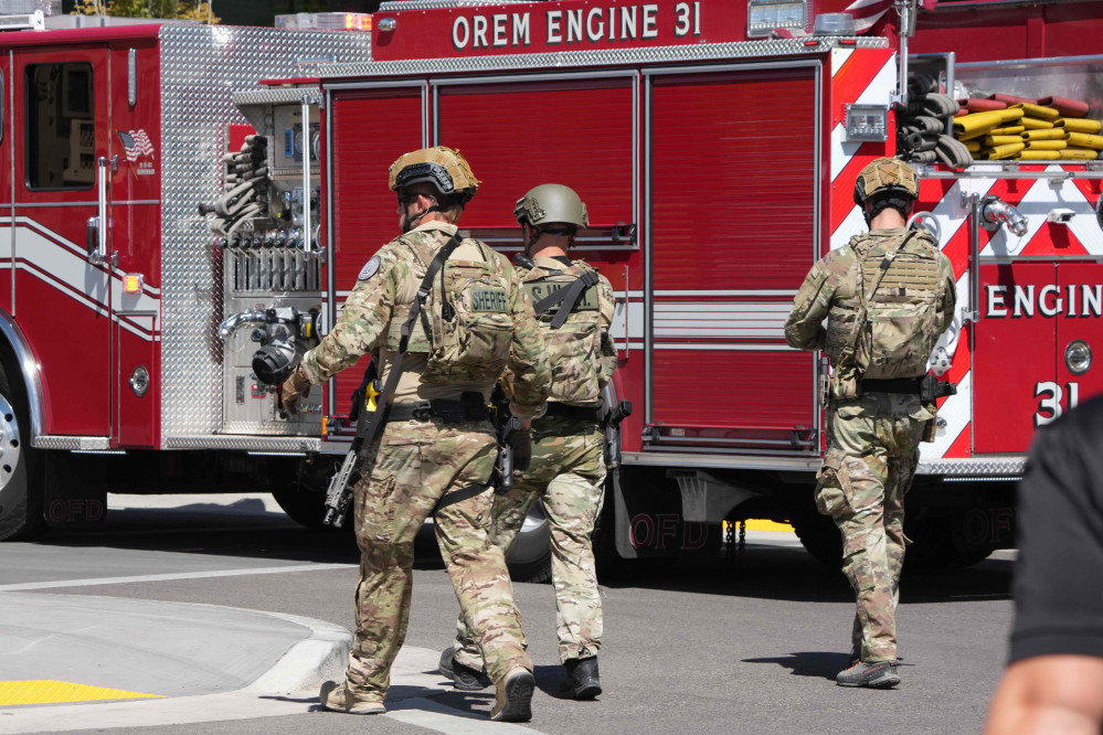 ▲10일(현지시간) 미국 유타주 오럼에 있는 유타밸리대학교에서 정치 활동가 찰리 커크가 행사 도중 총격을 당한 현장에 경찰이 출동하고 있다. 터닝포인트 USA 창립자인 커크는 자신의 ‘아메리칸 컴백 투어(American Comeback Tour)’ 연설 중 총격을 받아 사망했다. (AFP/북미게티이미지/연합뉴스)