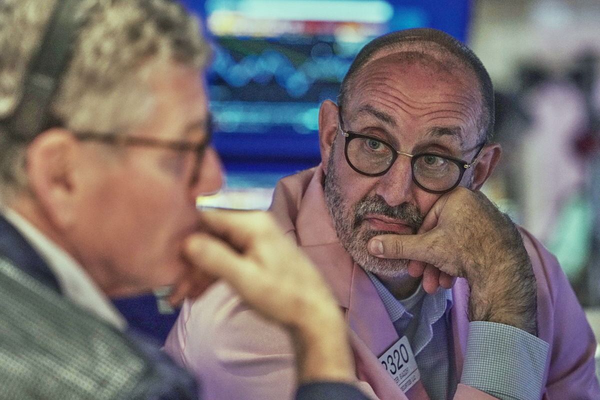 ▲뉴욕증권거래소(NYSE)에서 10일(현지시간) 트레이더들이 대화하고 있다. 뉴욕/AP연합뉴스