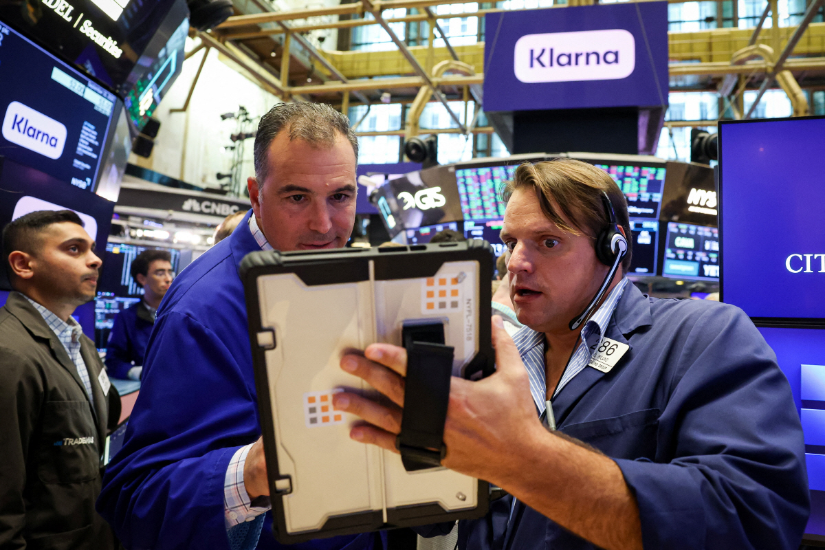 ▲뉴욕증권거래소(NYSE)에서 10일(현지시간) 트레이더들이 대화하고 있다. 뉴욕/로이터연합뉴스