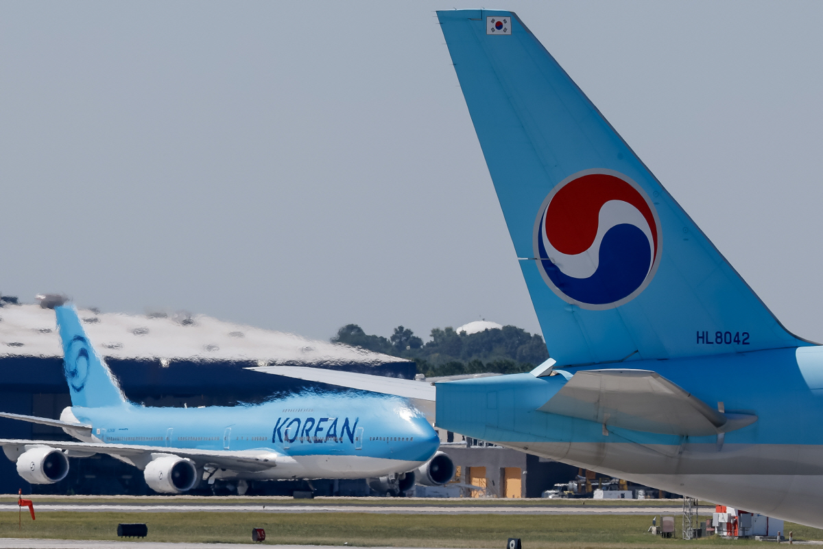 ▲10일(현지시간) 미국 조지아주 애틀랜타 소재 하츠필드 잭슨 애틀랜타 국제공항에서 대한항공 비행기가 보인다. 애틀랜타(미국)/EPA연합뉴스