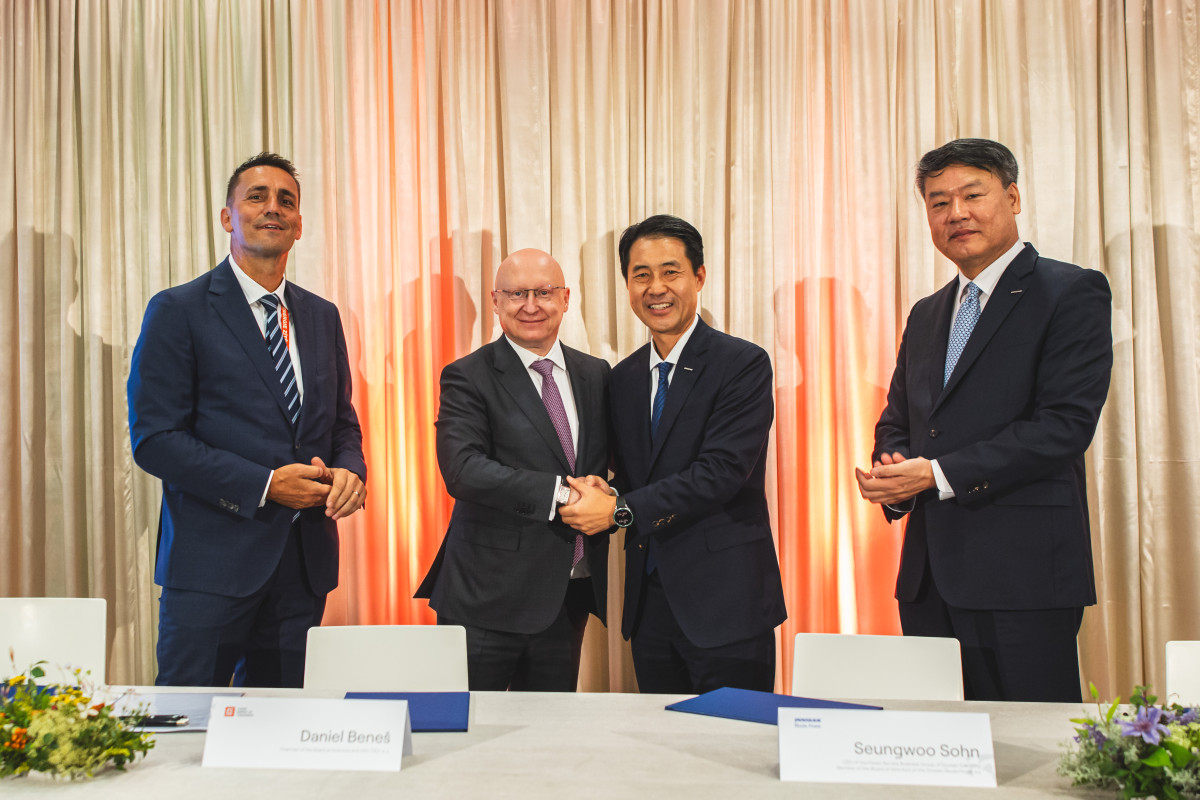 ▲10일(현지시간) 체코 프라하 CEZ 본사에서 열린 테믈린 원전 1·2호기 발전기 교체 사업 계약 체결식에서 각 사 관계자들이 기념촬영을 하고 있다. 왼쪽부터 보흐단 즈로넥 CEZ 원자력 본부장, 다니엘 베네쉬 CEZ CEO, 손승우 두산에너빌리티 파워서비스 BG장, 임영기 두산스코다파워 법인장. (사진제공=두산에너빌리티)