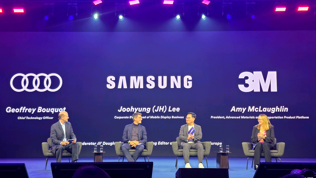 ▲이주형 삼성디스플레이 중소형사업부장(오른쪽 두 번째)이 아우디(Audi) AG 기술개발 이사회 멤버인 제프리 부코(Geoffrey Bouquot, 왼쪽 두 번째) 및 3M 첨단소재·운송제품 플랫폼 부문 사장 에이미 맥러플린(Amy McLaughlin, 오른쪽 첫 번째)과 함께 'IAA 모빌리티 2025' 컨퍼런스에 참석해 토론하고 있는 모습 (자료제공=삼성디스플레이)
