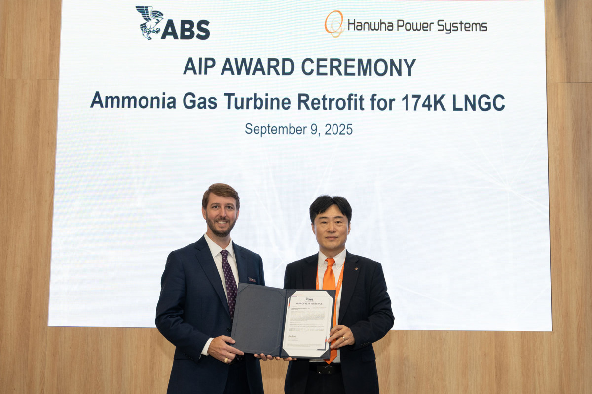 ▲﻿'가스텍 2025'에서 미국선급협회와 한화파워시스템이 기념사진을 촬영하고 있다. (사진= 한화파워시스템)