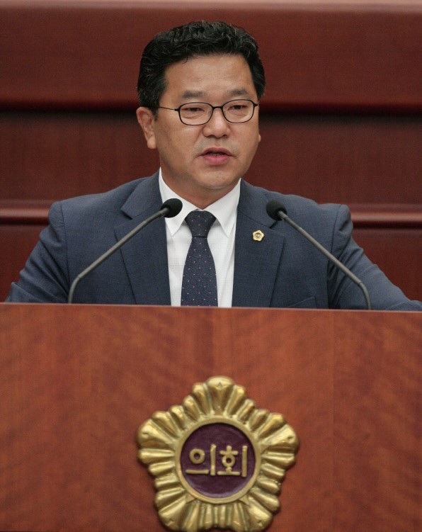 ▲전북도의회 임시회가 열린 의회 단상에서 한 인사가 공식 연설을 하고 있는 모습이 포착되고 있다. (사진제공=전북도의회)