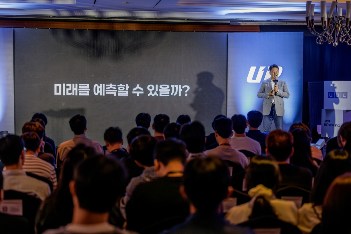 ▲뇌과학자 장동선 박사가 9일 UDC 2025에서 열린 청년 대상 업클래스에서 강연을 진행하고 있다. (사진=두나무)
