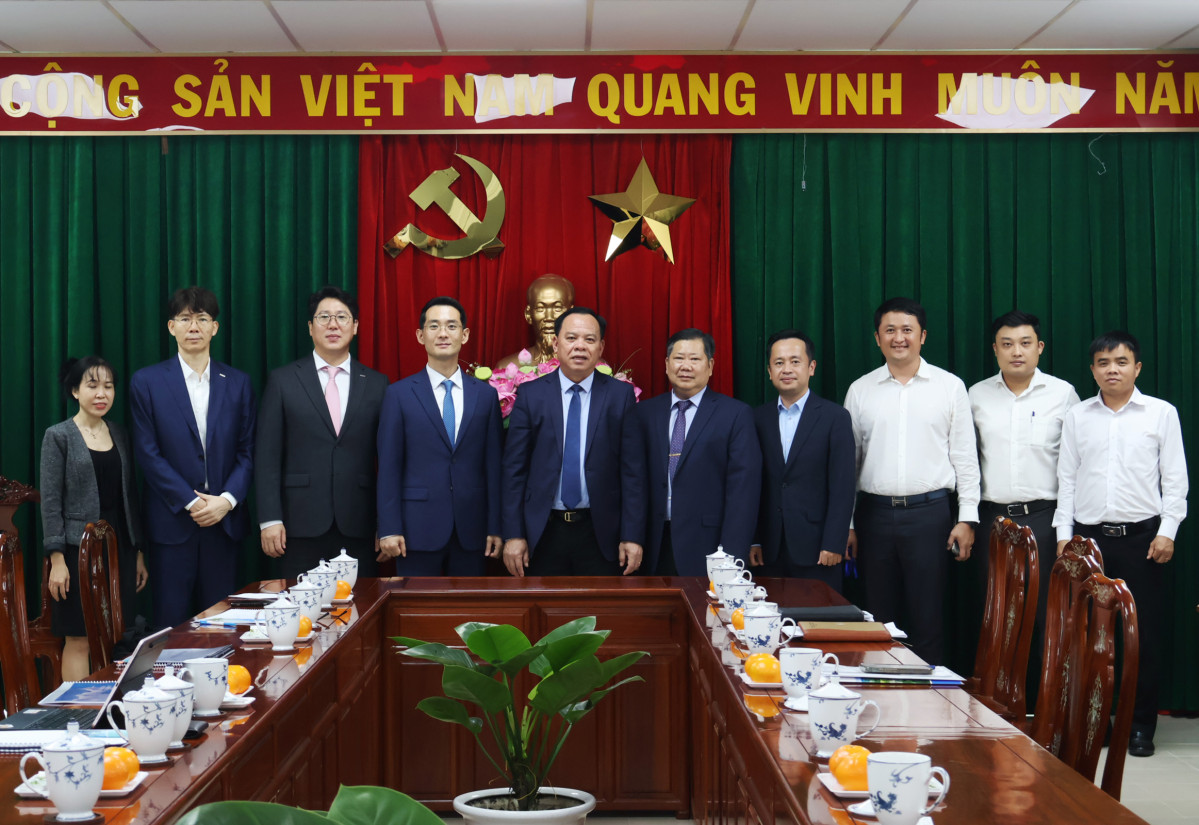 ▲대한전선과 동나이성 관계자가 기념 촬영을 하고 있다. (왼쪽 두번째부터) 최승호 대한비나 법인장, 김응서 대한전선 경영기획실 상무, 김준석 대한전선 경영총괄 부사장, 동나이성 보 탄 둑 성장. (자료제공=대한전선)