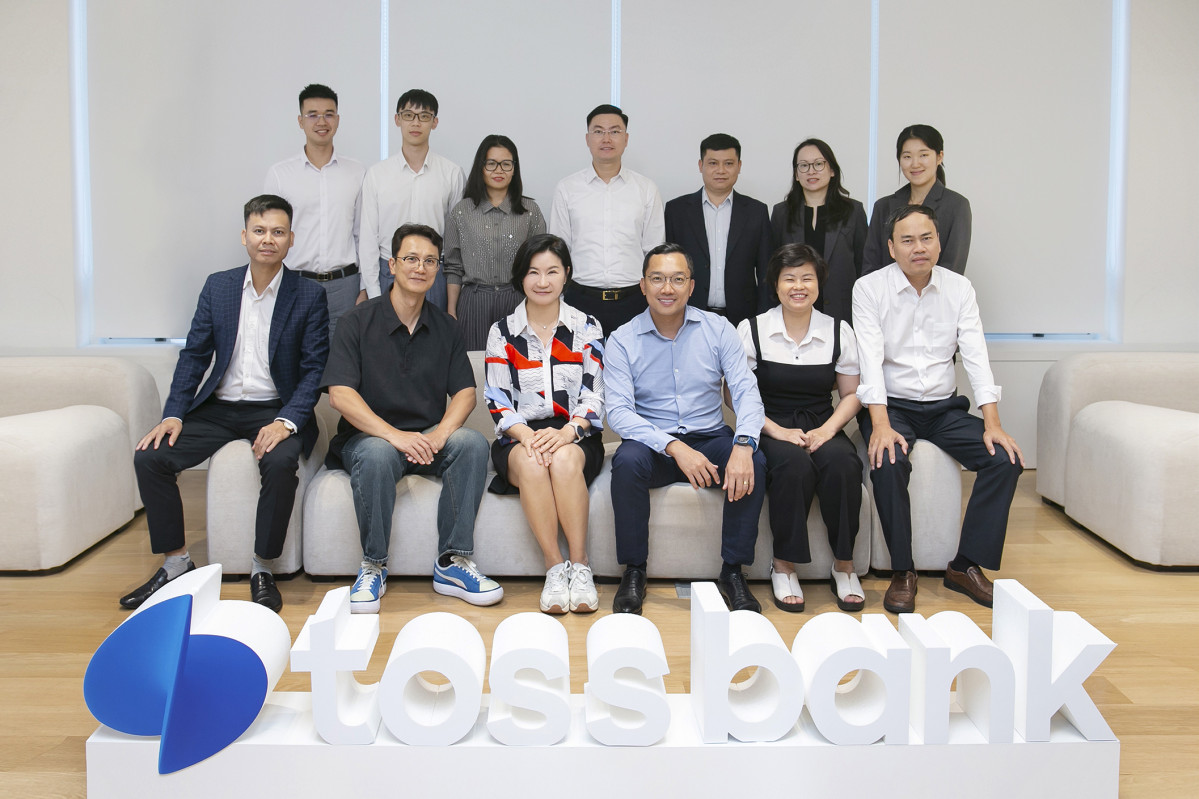 ▲토스뱅크와 베트남 최고인민검찰원 관계자들이 서울 강남구 토스뱅크 사옥에서 환하게 웃고 있다. 이정하 토스뱅크 최고정보보호책임자(앞줄 왼쪽 2번째), 이은미 토스뱅크 대표(앞줄 왼쪽 3번째), 황 민 띠엔 베트님 최고인민검찰원 디지털전환국장(앞줄 왼쪽 4번째). (사진제공=토스뱅크)