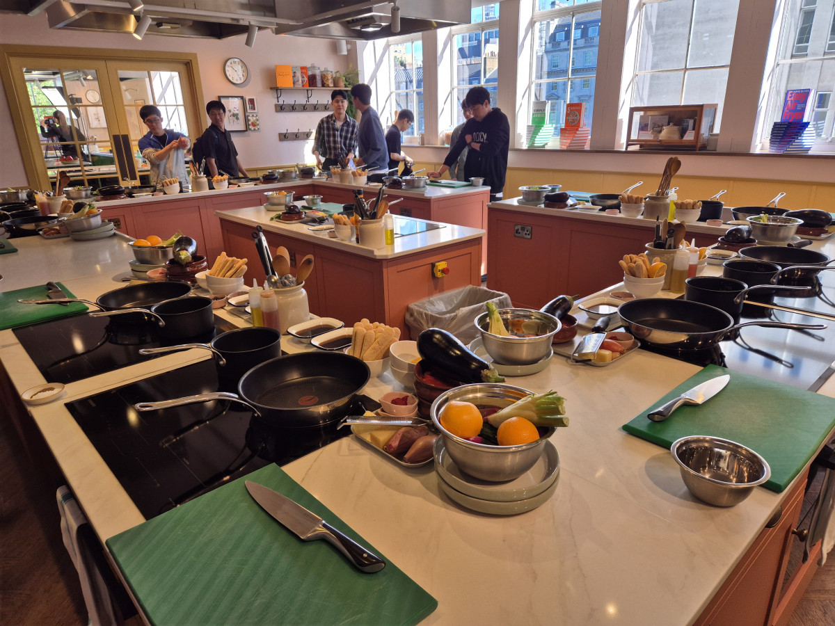 ▲영국 '제이미 올리버 키친 스튜디오' 내부에 삼성전자 비스포크AI 주방가전이 설치돼 있다. (박민웅 기자 pmw7001@)