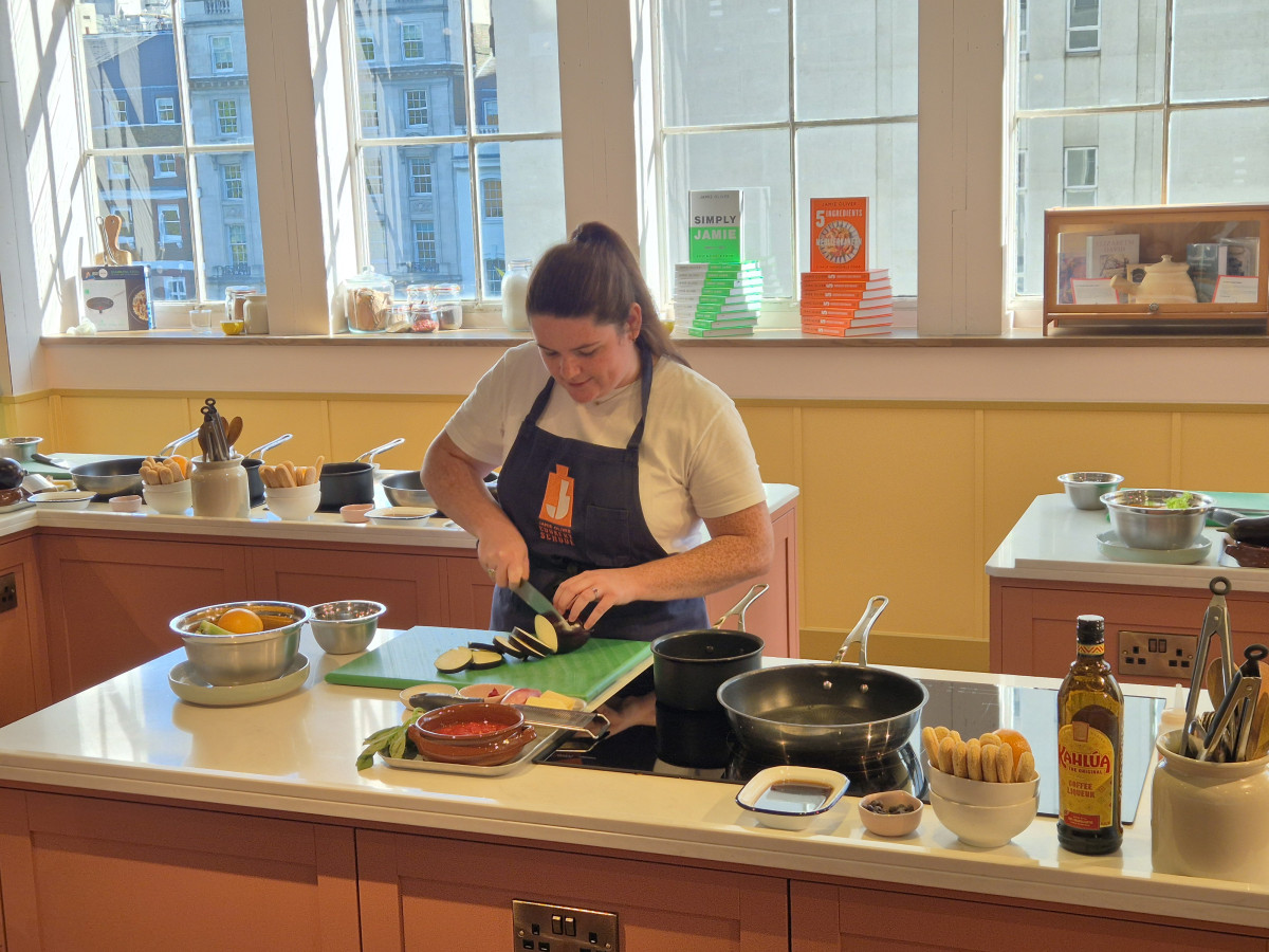 ▲'제이미 올리버 키친 스튜디오' 관계자가 삼성 비스포크AI 주방가전을 활용해 요리하고 있다. (박민웅 기자 pmw7001@)