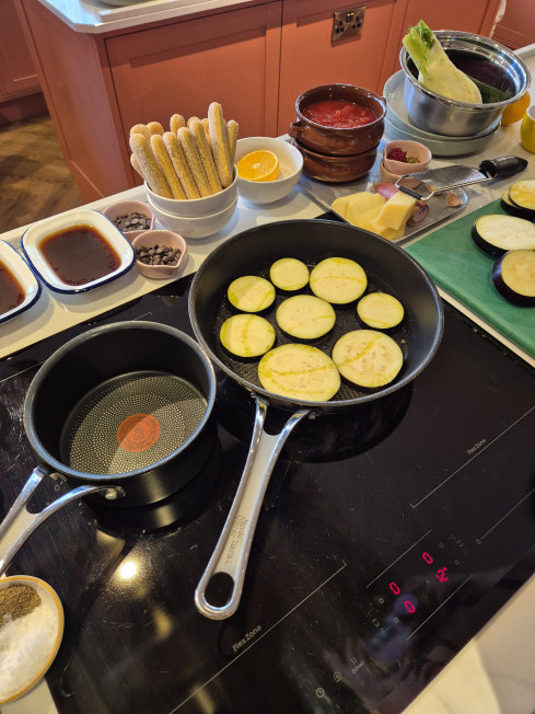 ▲삼성전자 '듀얼 플렉스 인덕션'을 통해 가지를 굽고 있다. (박민웅 기자 pmw7001@)