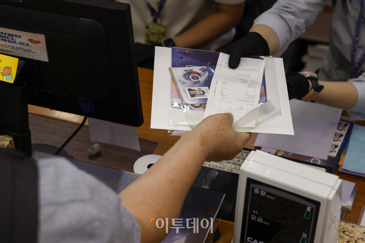 ▲제21대 대통령 취임 100일 기념우표 판매가 시작된 11일 서울 중구 서울중앙우체국에서 한 시민이 기념우표를 구매하고 있다. 조현호 기자 hyunho@