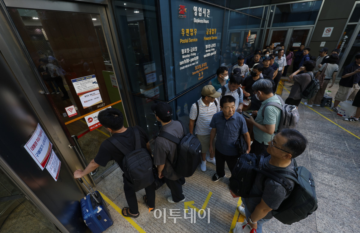 ▲제21대 대통령 취임 100일 기념우표 판매가 시작된 11일 서울 중구 서울중앙우체국에서 시민들이 기념우표를 구매하기 위해 길게 줄을 서서 대기하고 있다. 조현호 기자 hyunho@