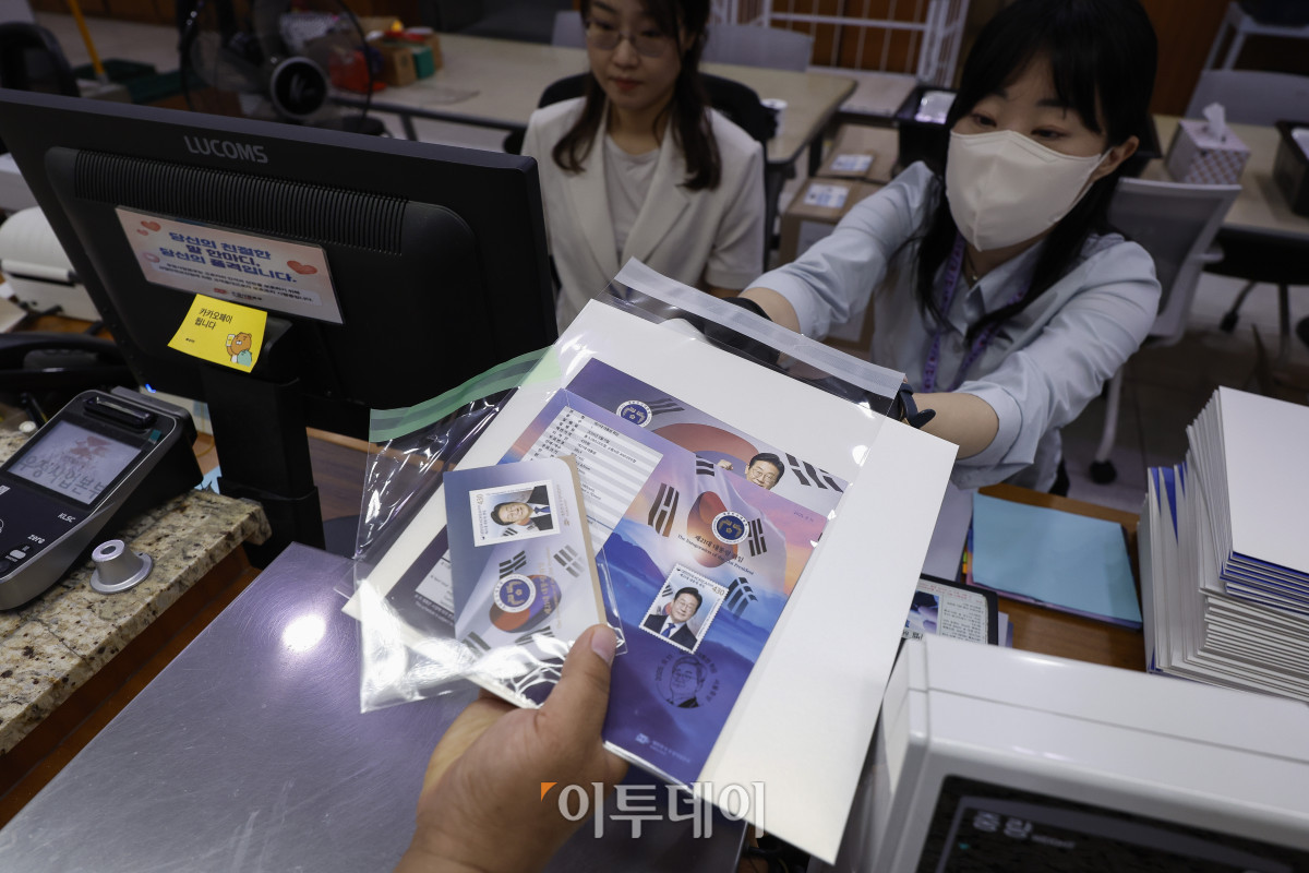 ▲제21대 대통령 취임 100일 기념우표 판매가 시작된 11일 서울 중구 서울중앙우체국에서 한 시민이 기념우표를 구매하고 있다. 조현호 기자 hyunho@