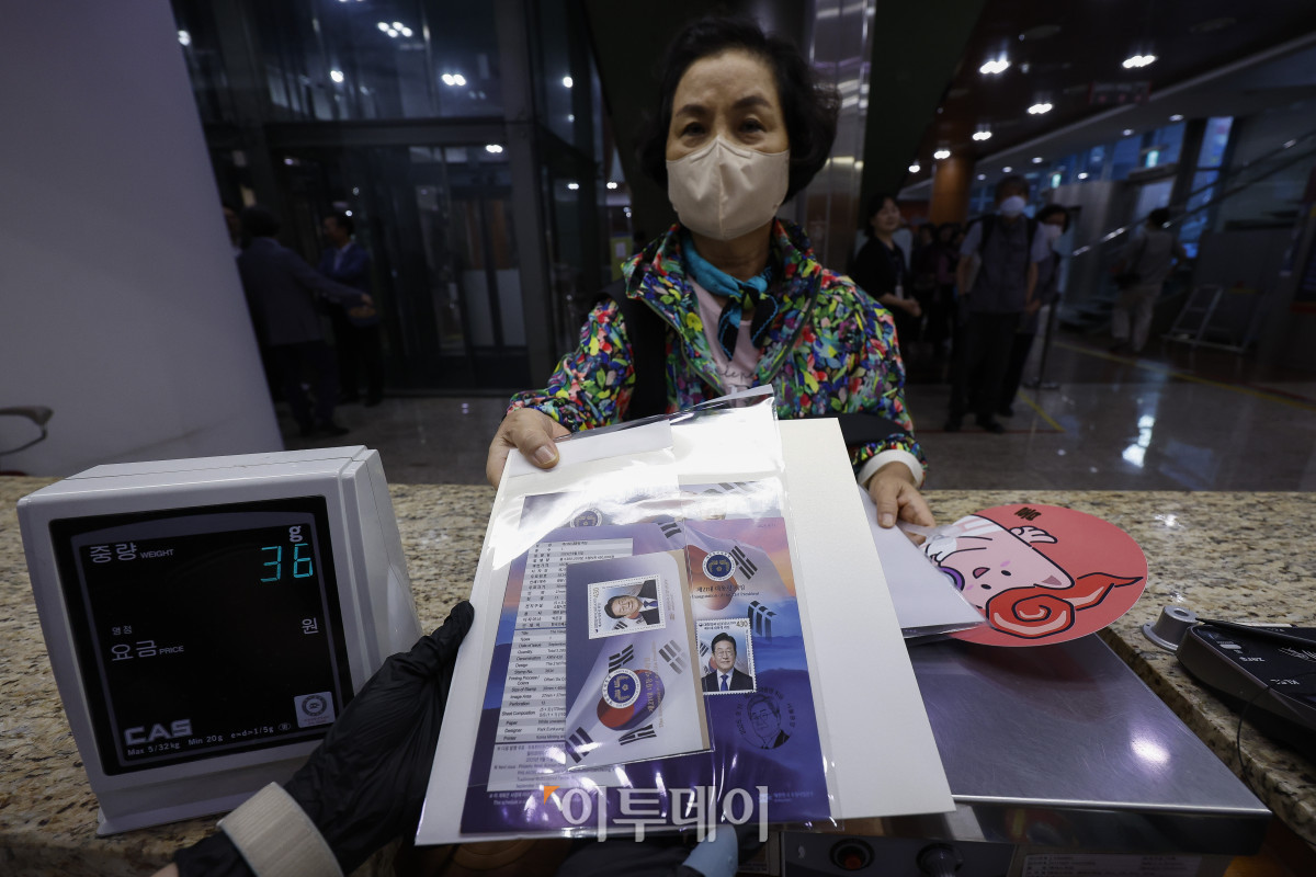 ▲제21대 대통령 취임 100일 기념우표 판매가 시작된 11일 서울 중구 서울중앙우체국에서 한 시민이 기념우표를 구매하고 있다. 조현호 기자 hyunho@