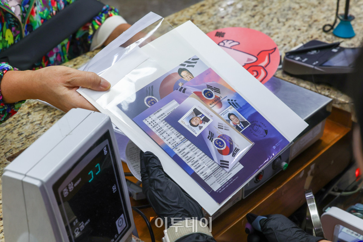 ▲제21대 대통령 취임 100일 기념우표 판매가 시작된 11일 서울 중구 서울중앙우체국에서 한 시민이 기념우표를 구매하고 있다. 조현호 기자 hyunho@