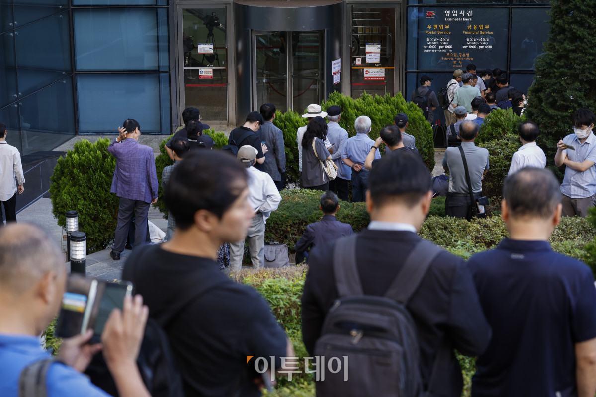 ▲제21대 대통령 취임 100일 기념우표 판매가 시작된 11일 서울 중구 서울중앙우체국에서 시민들이 기념우표를 구매하기 위해 길게 줄을 서서 대기하고 있다. 조현호 기자 hyunho@