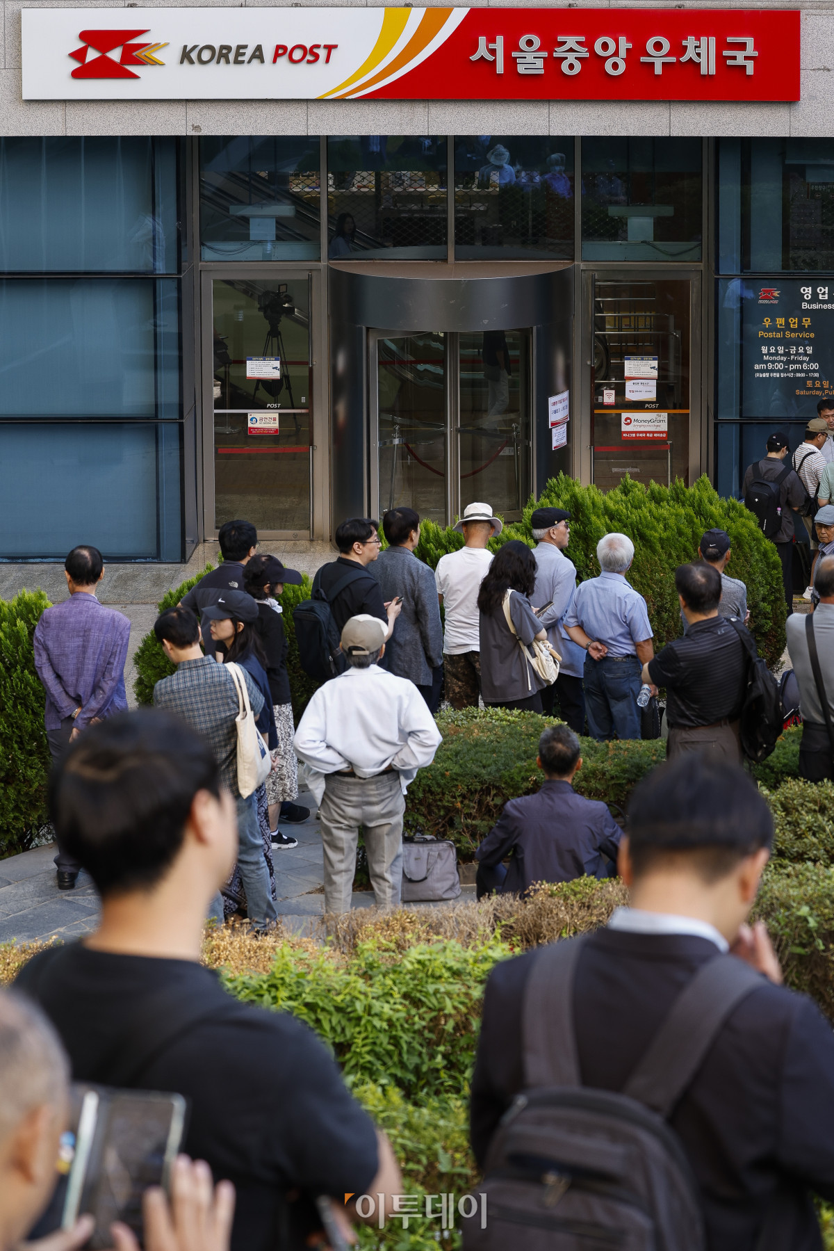 ▲제21대 대통령 취임 100일 기념우표 판매가 시작된 11일 서울 중구 서울중앙우체국에서 시민들이 기념우표를 구매하기 위해 길게 줄을 서서 대기하고 있다. 조현호 기자 hyunho@