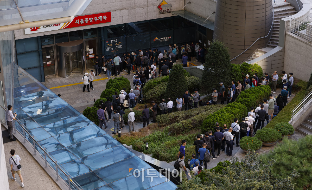 ▲제21대 대통령 취임 100일 기념우표 판매가 시작된 11일 서울 중구 서울중앙우체국에서 시민들이 기념우표를 구매하기 위해 길게 줄을 서서 대기하고 있다. 조현호 기자 hyunho@