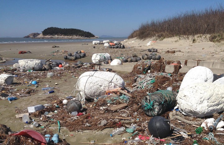 ▲조류에 전남 해안으로 밀려온 해양쓰레기. (사진제공=전남도)