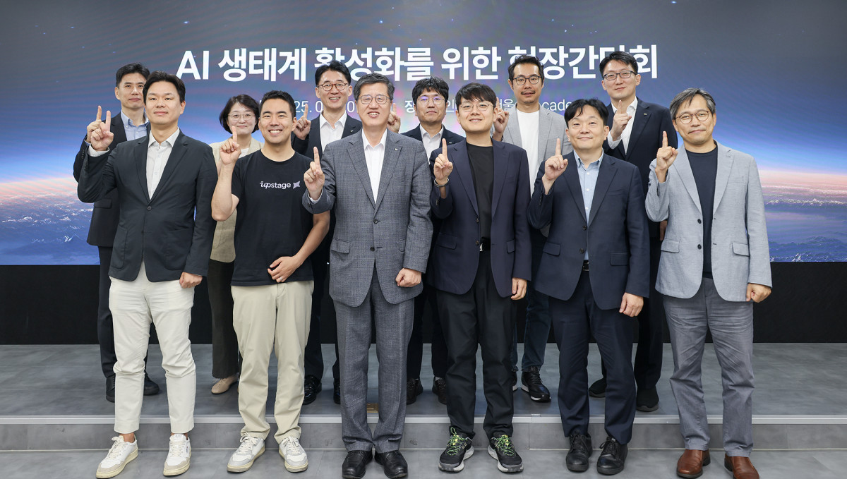 ▲전날 인터엑스 AX연구소에서 열린 ‘AI생태계 활성화를 위한 현장간담회’에서 최원목 신용보증기금 이사장(앞줄 왼쪽에서 세 번째)이 참석자들과 기념 촬영을 하고 있다. (사진제공=신용보증기금)