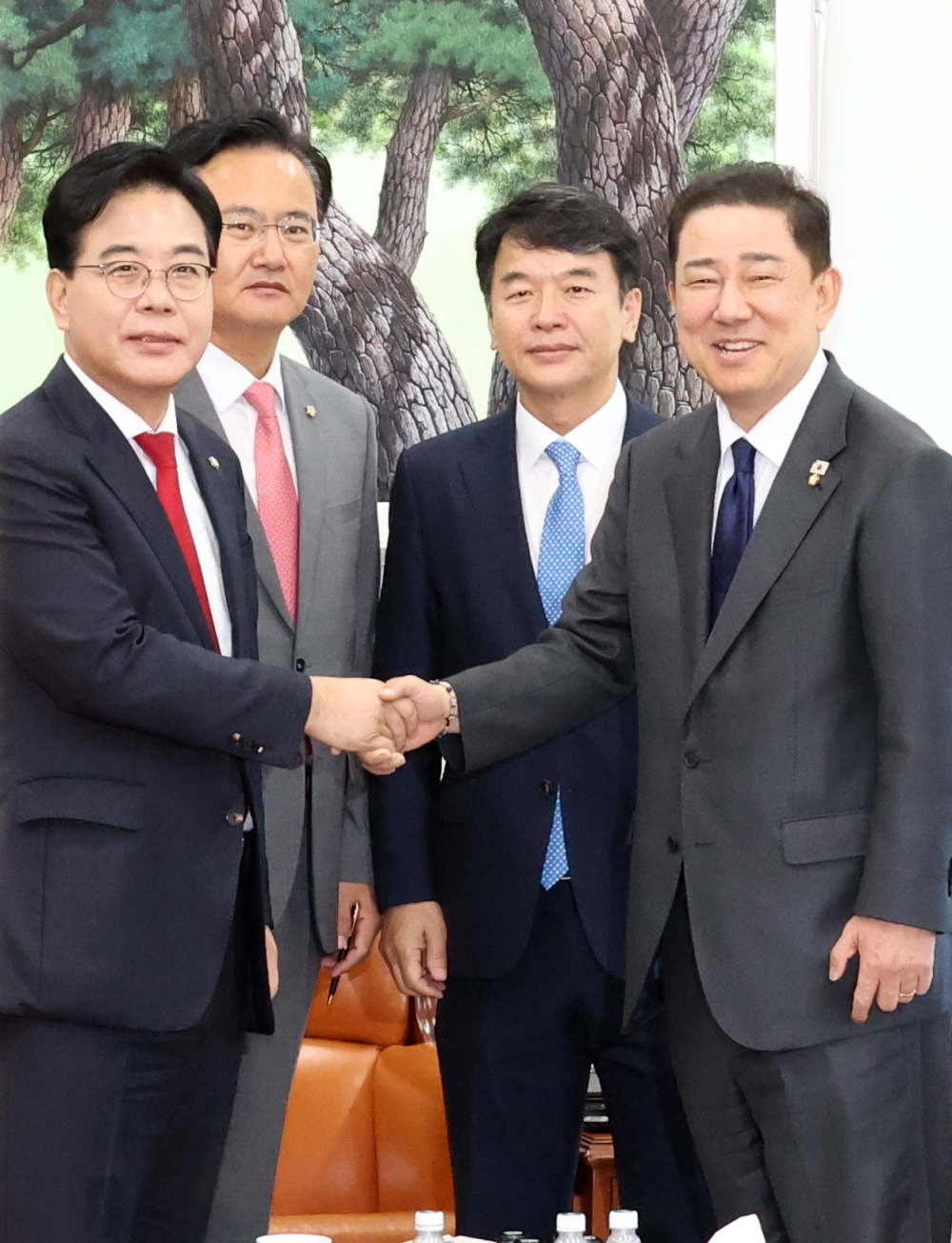 ▲김병기(오른쪽) 더불어민주당 원내대표와 송언석(왼쪽) 국민의힘 원내대표가 10일 서울 여의도 국회에서 회동을 하고 있다. (고이란 기자 photoeran@)